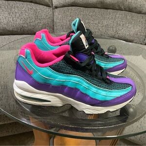 Nike Air Low Top Size 6Y